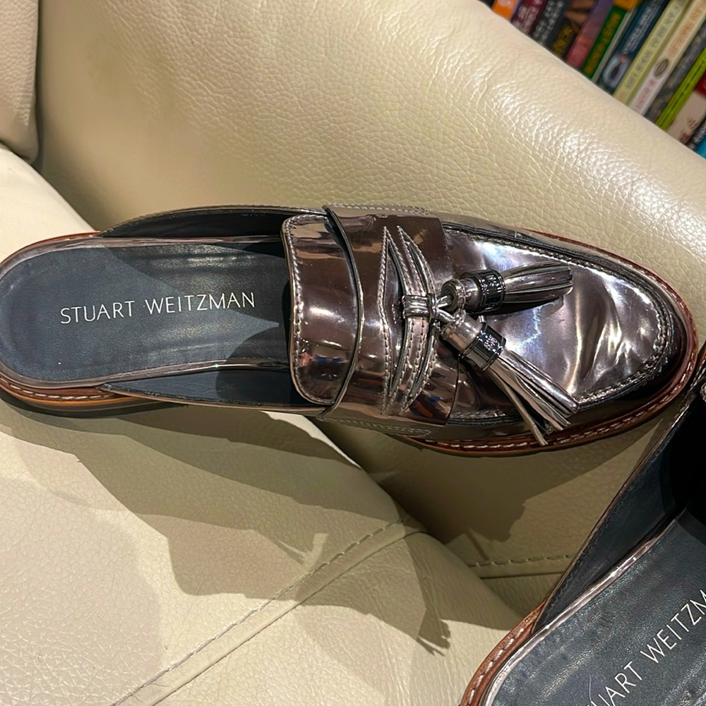NWOT. Ladies Sz 9 Stuart Weitzman metallic backless loafer.
